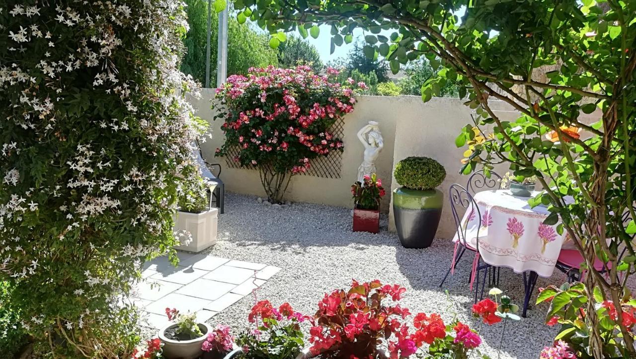 Mas De La Coucourde Bed & Breakfast Paluds de Noves Exterior photo