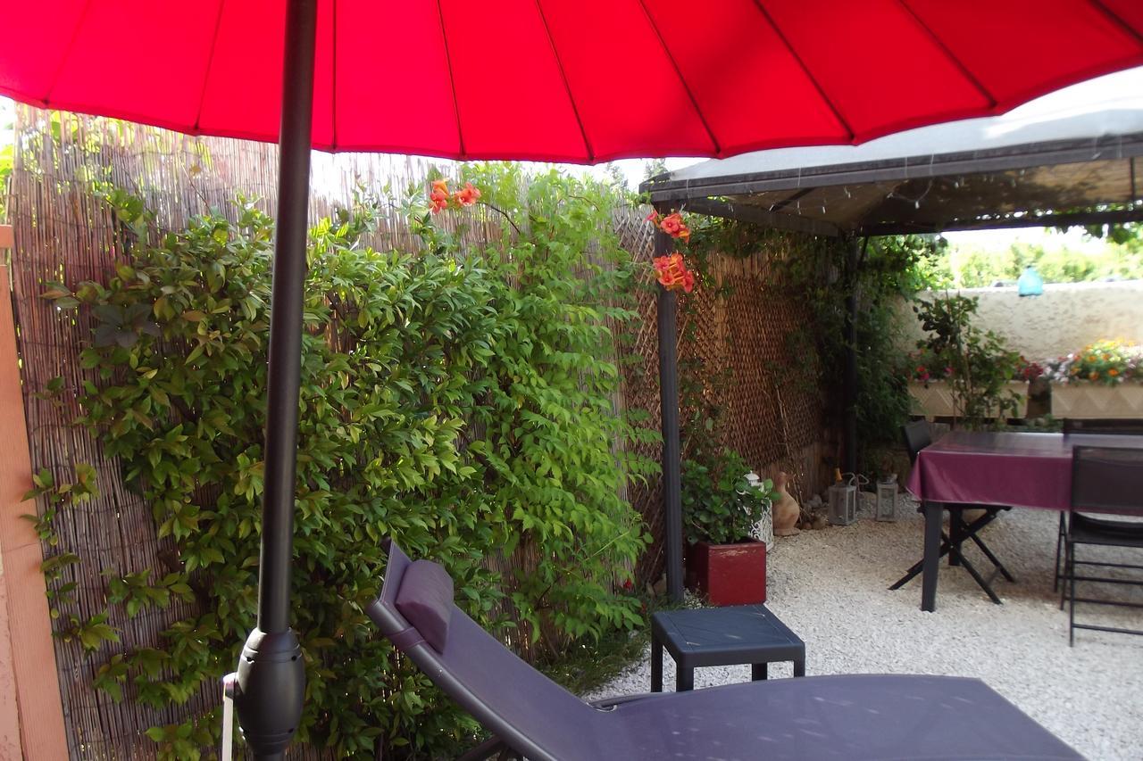 Mas De La Coucourde Bed & Breakfast Paluds de Noves Exterior photo